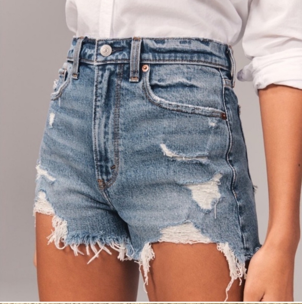 Abercrombie and Fitch the mom shorts mid rise